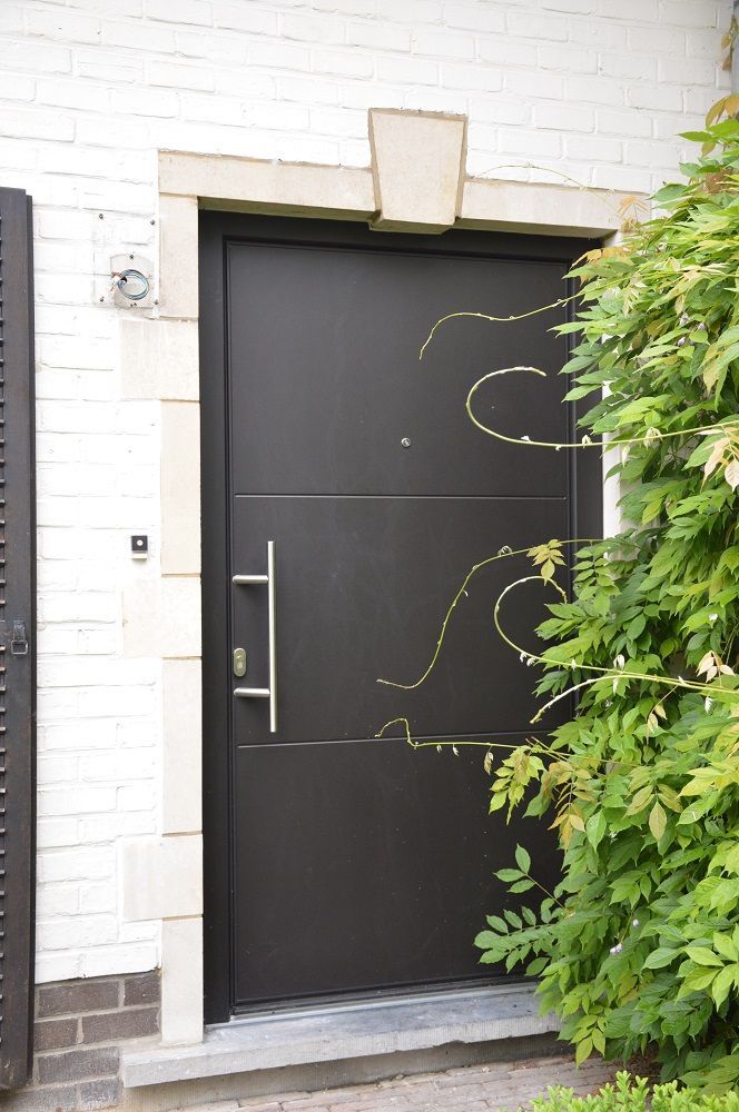 Porte d'entrée en aluminium noir et fenêtres assorties