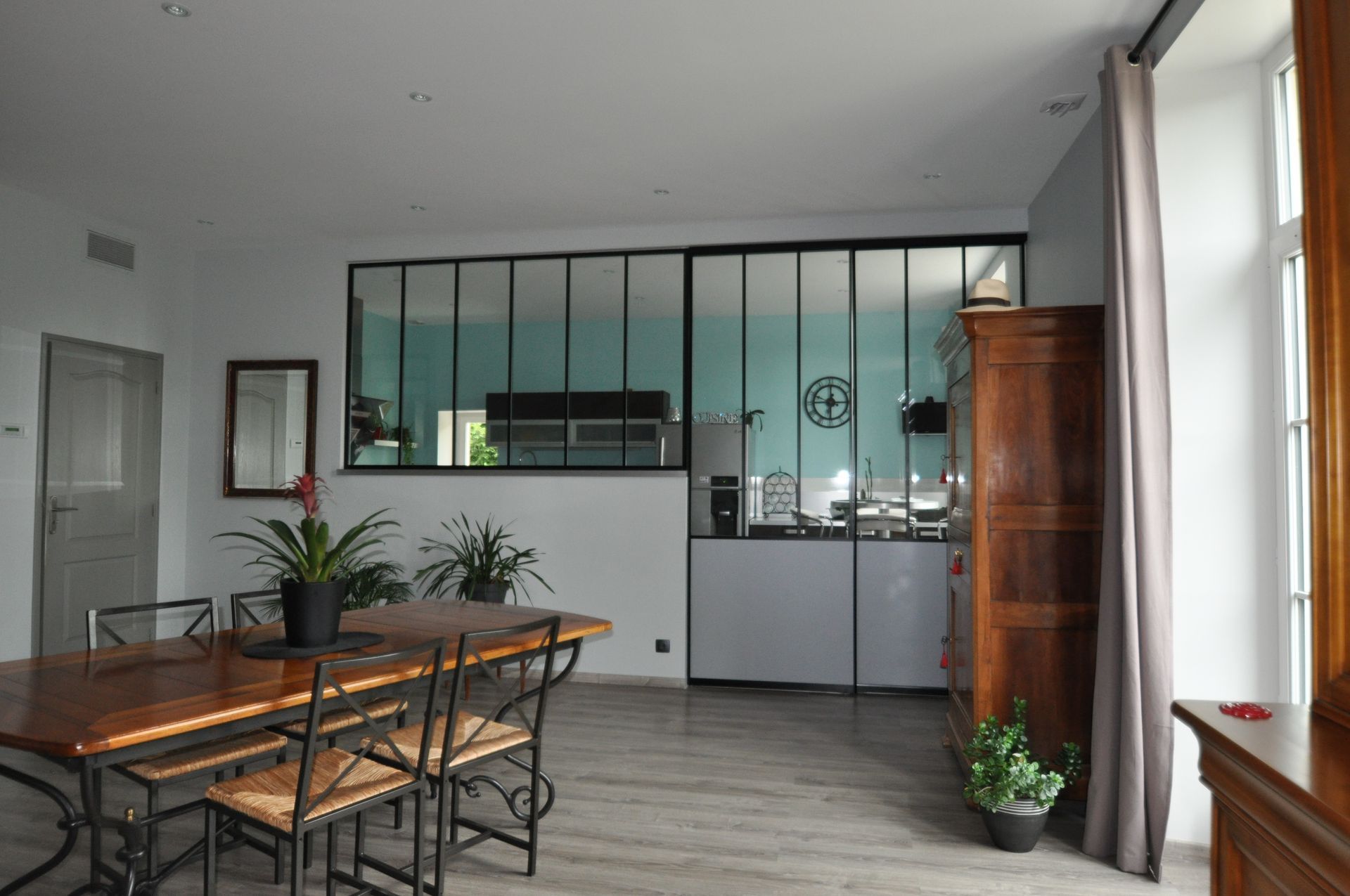 Salle à manger avec une verrière