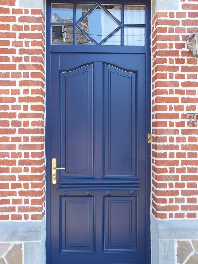 Porte d’entrée panneau plein avec imposte fixe vitrée et petits bois appliqués. Fabricant PIERRET.