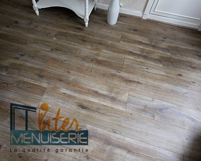 Parquets stratifiés en bois foncé