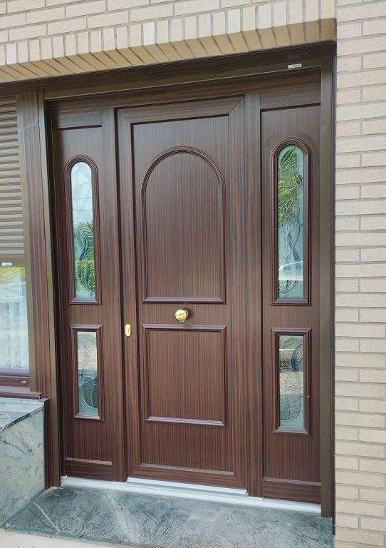 Porte d'entrée avec tierces fixes latérales. PVC filmé acajou. Boule de tirage. SELO.