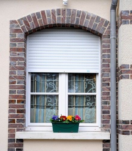 Volets roulants de couleur blanche