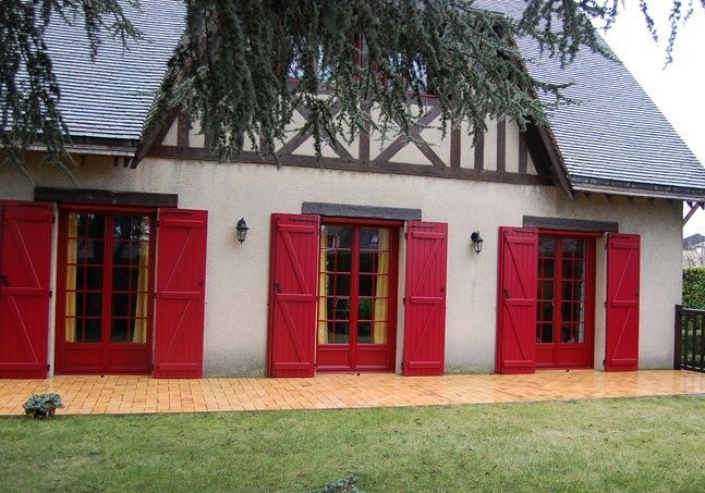 Des volets de porte rouges