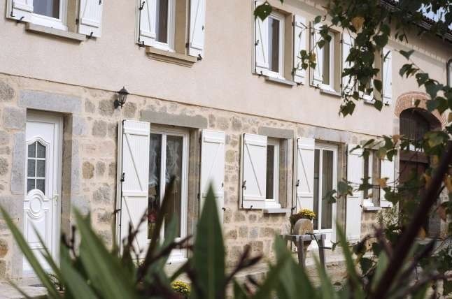 Volets battants sur une maison ancienne