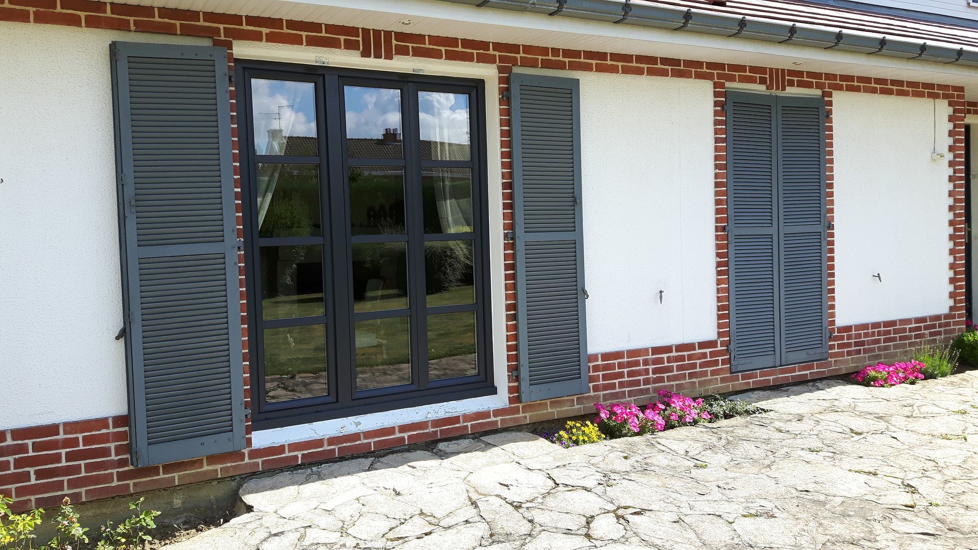 Porte fenetre 3 ouvrants en pvc gris anthracite avec traverse horizontale en applique