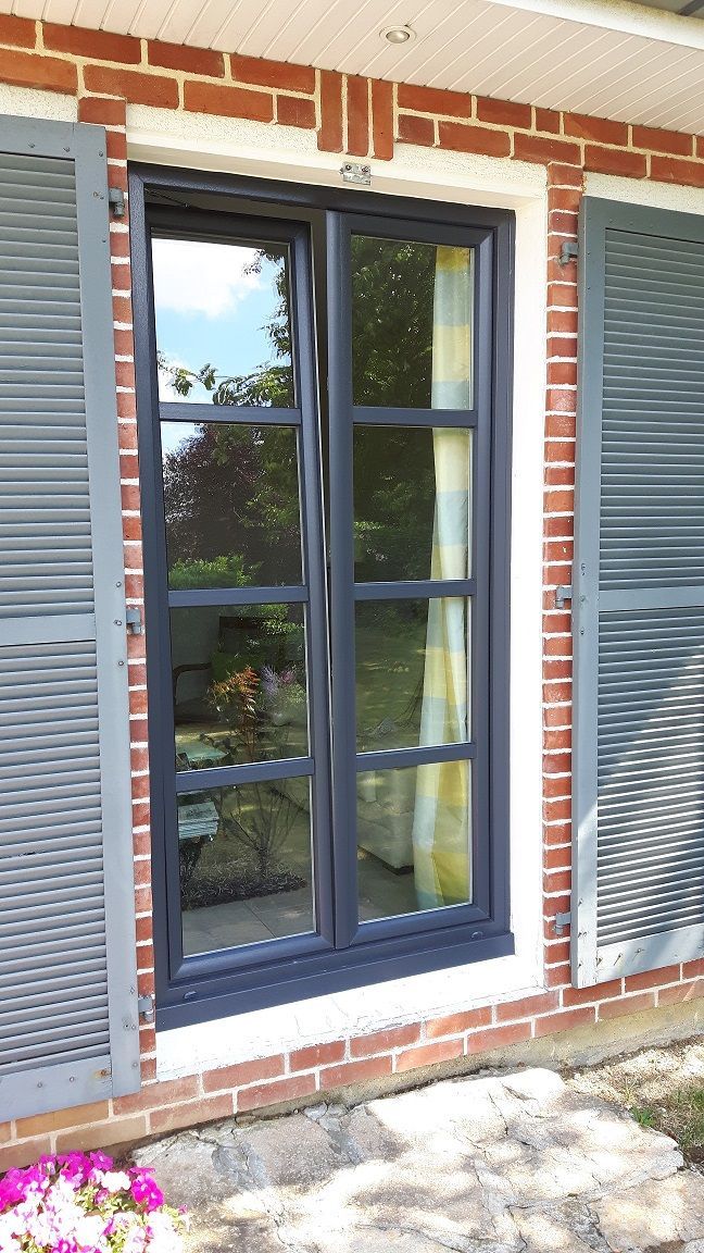 Porte fenetre 2 ouvrants en pvc gris anthracite avec traverse horizontale en applique