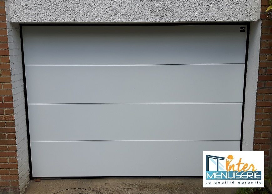 Porte de garage sectionnelle plafond motorisée blanc RAL 9016. panneaux lisses. JAVEY