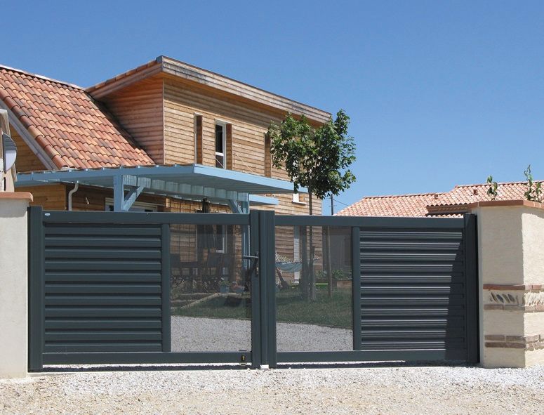 Portail en alu avec parties ajourées au centre