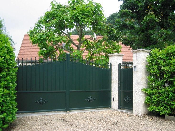 Portail en fer type ancien, de couleur vert foncé