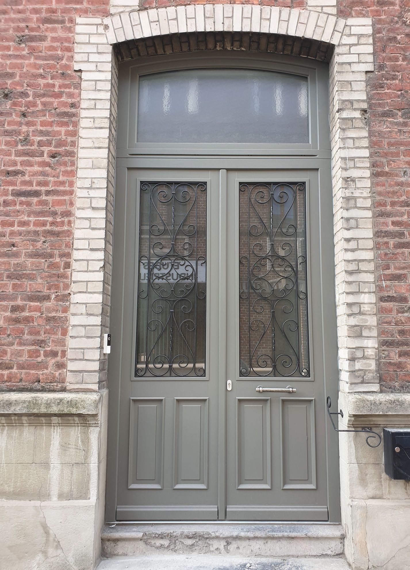 Double porte d'entrée en bois avec récupération de grille existante