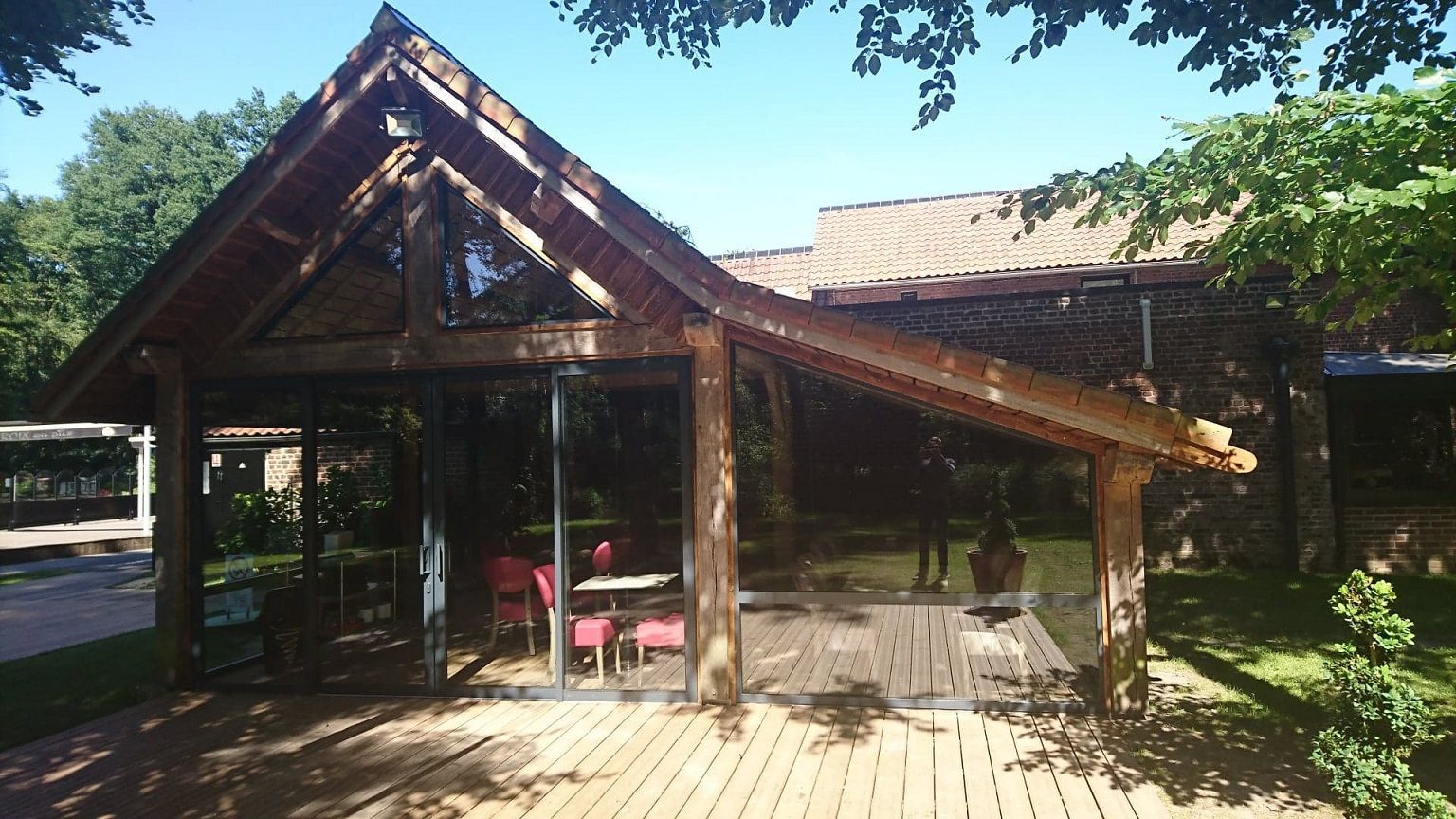 Menuiseries en aluminium gris anthracite. coulissant 4 vantaux dont 2 fixes latéraux.