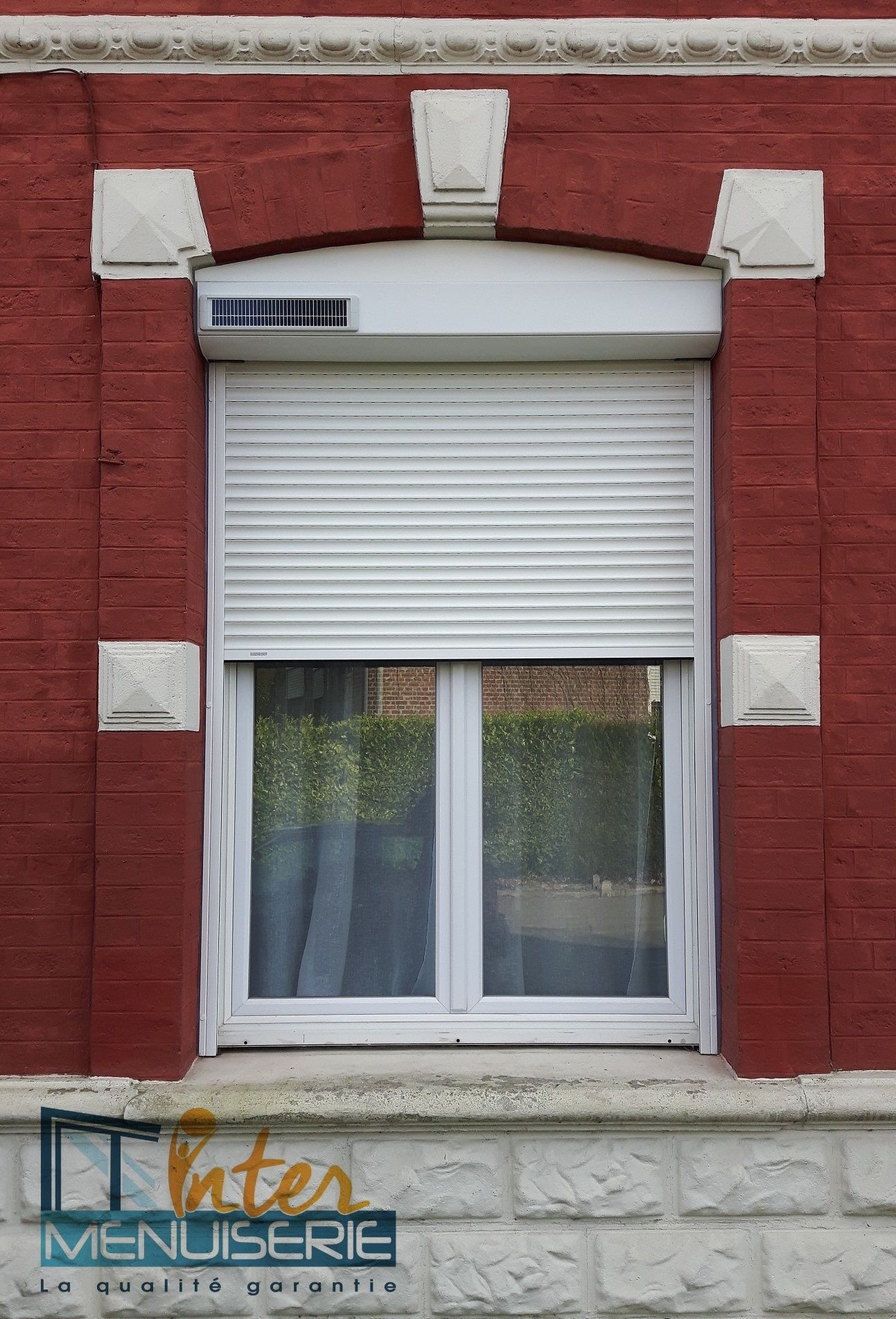 Volet roulant rénovation motorisé solaire. aluminium blanc.