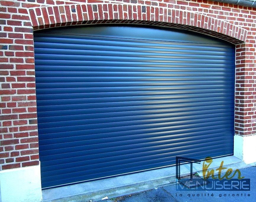 Porte de garage à enroulement motorisé bleu. volet de garage. FRANCE FERMETURES
