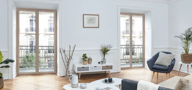 Un salon lumineux avec du parquet