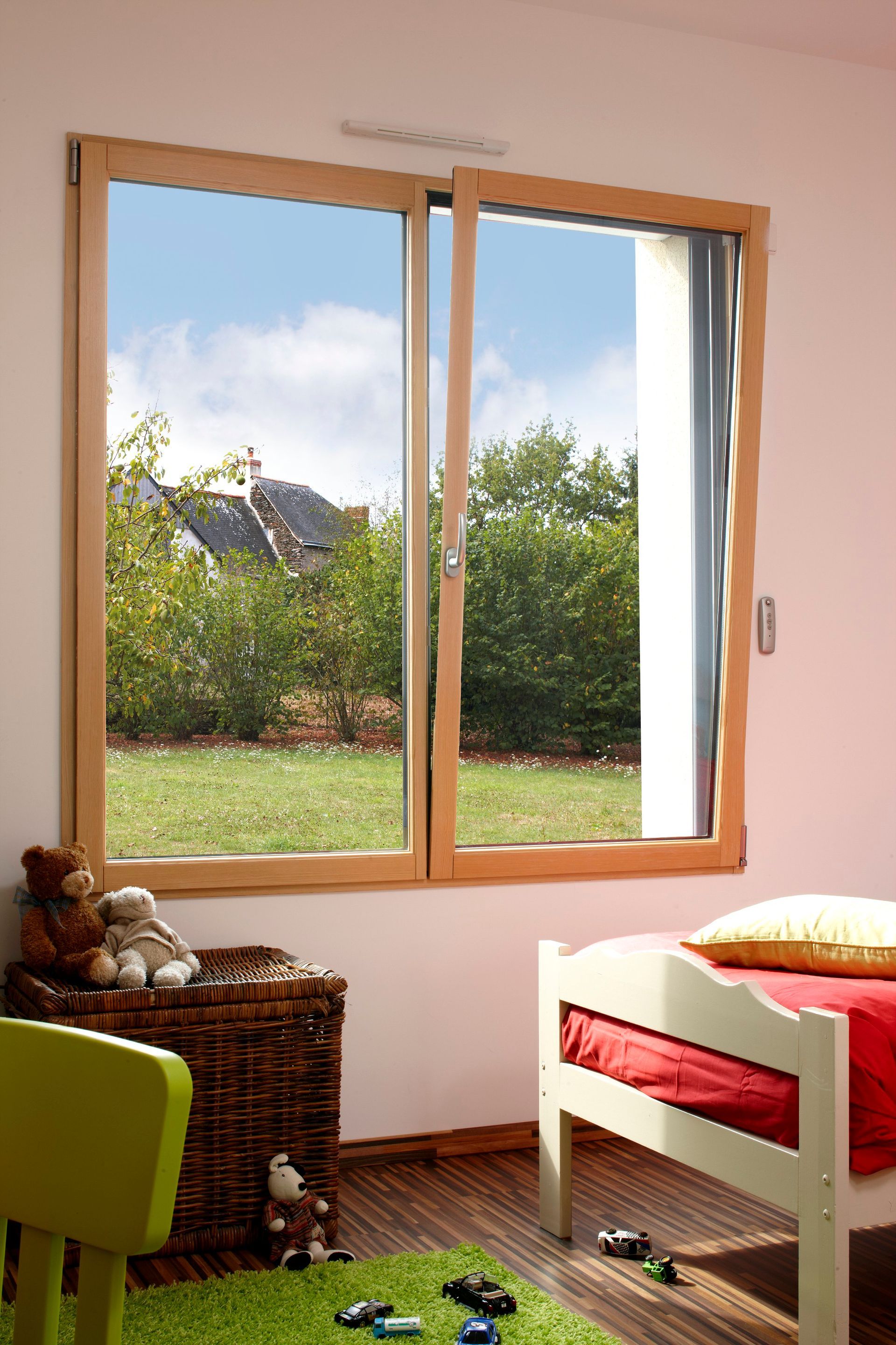 Une fenêtre entrouverte