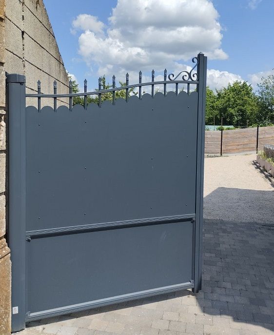 Portail motorisé en aluminium RAL 7016 gris anthracite. GP PORTAIL.