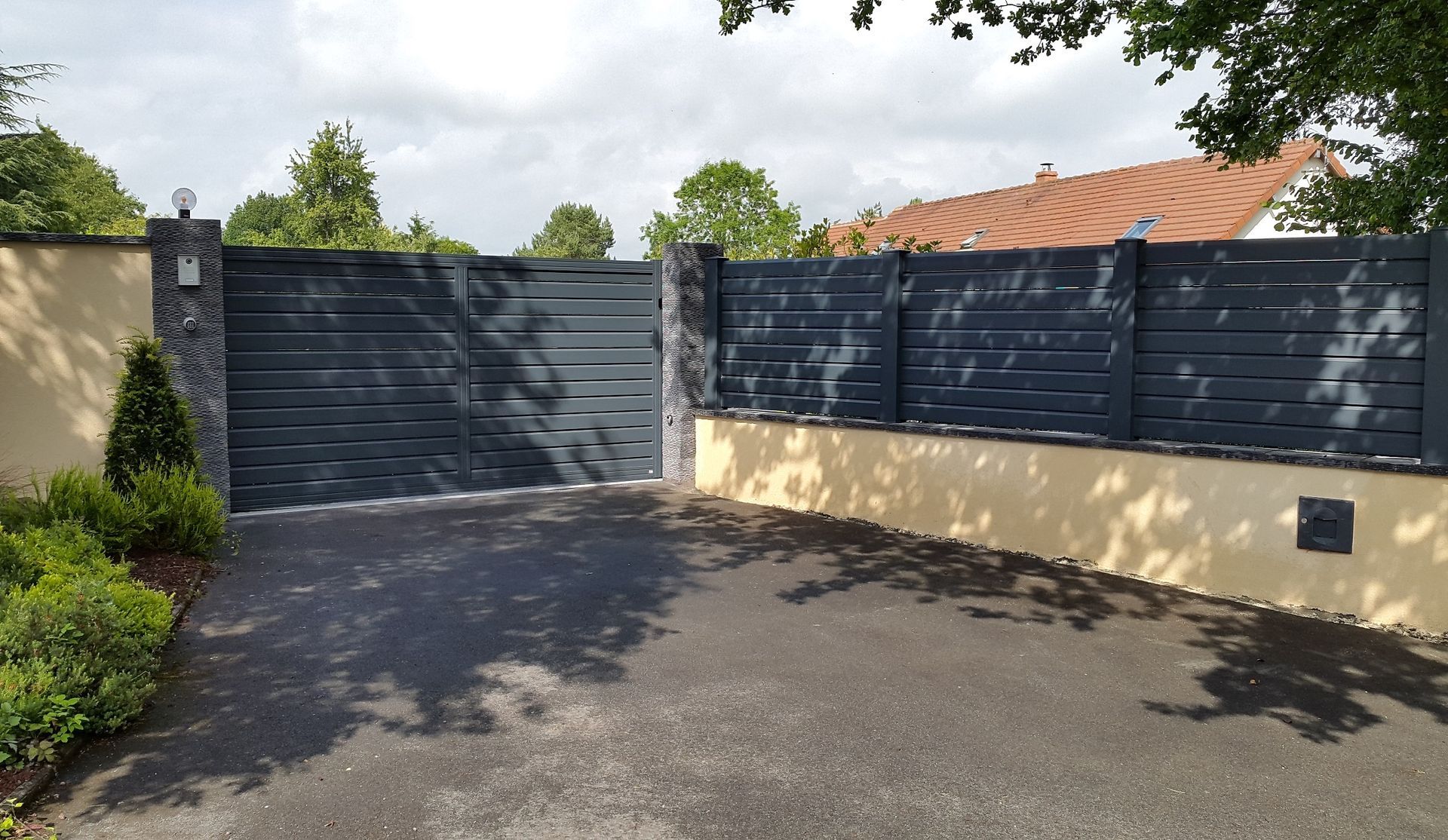 Portail en alu gris et clôture assortie