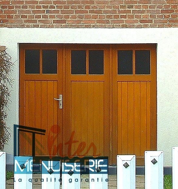 Porte de garage à battant en bois avec hublots. FRANCE FERMETURES
