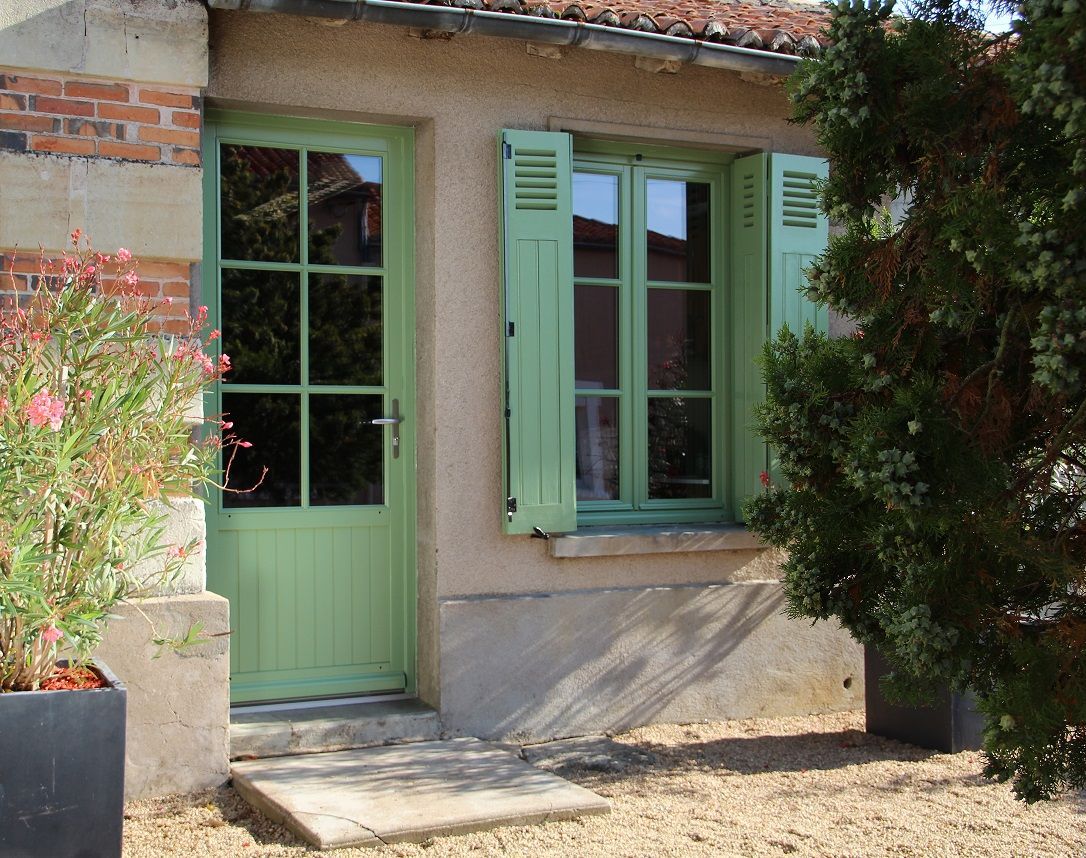 Volets battants de couleur verte