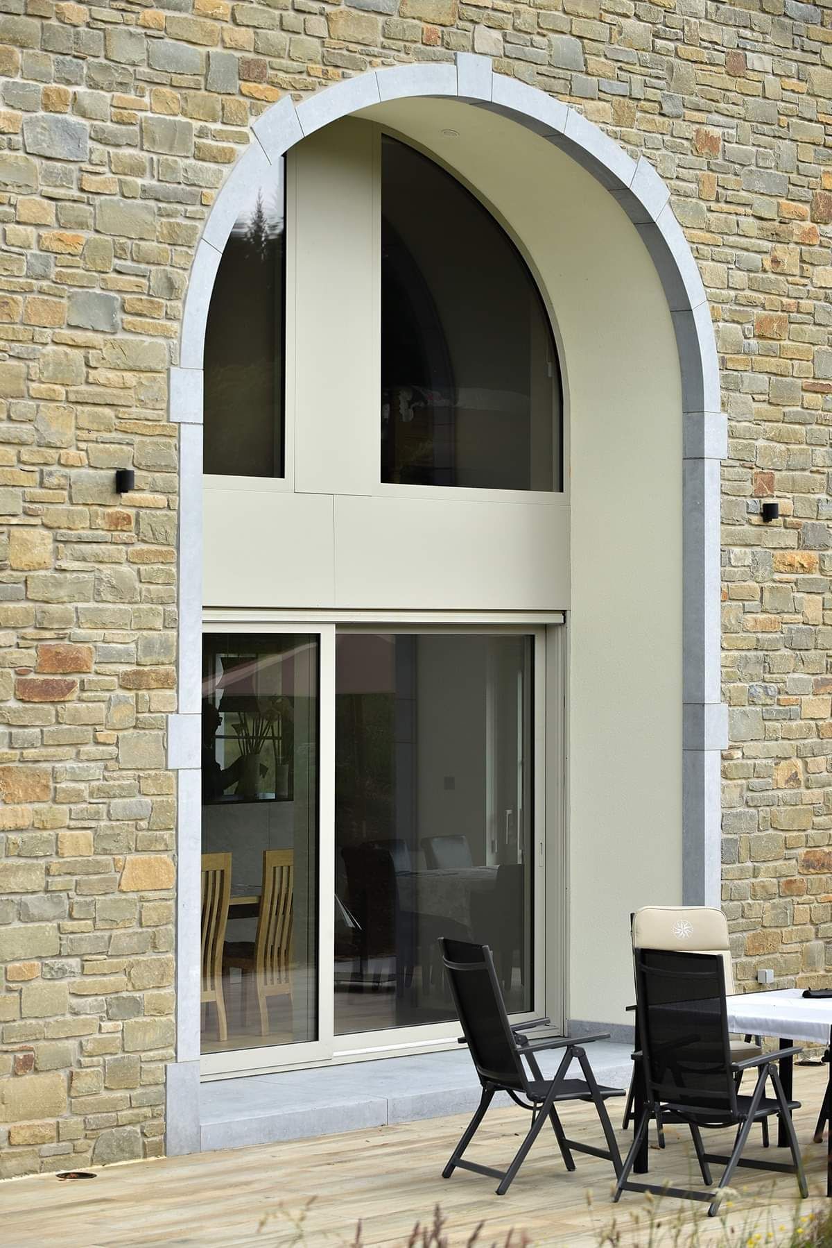 Grande baie intégrée dans une arche. aluminium.