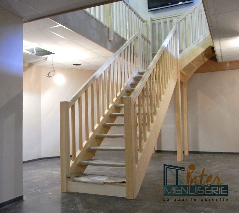 Escalier en bois blanc