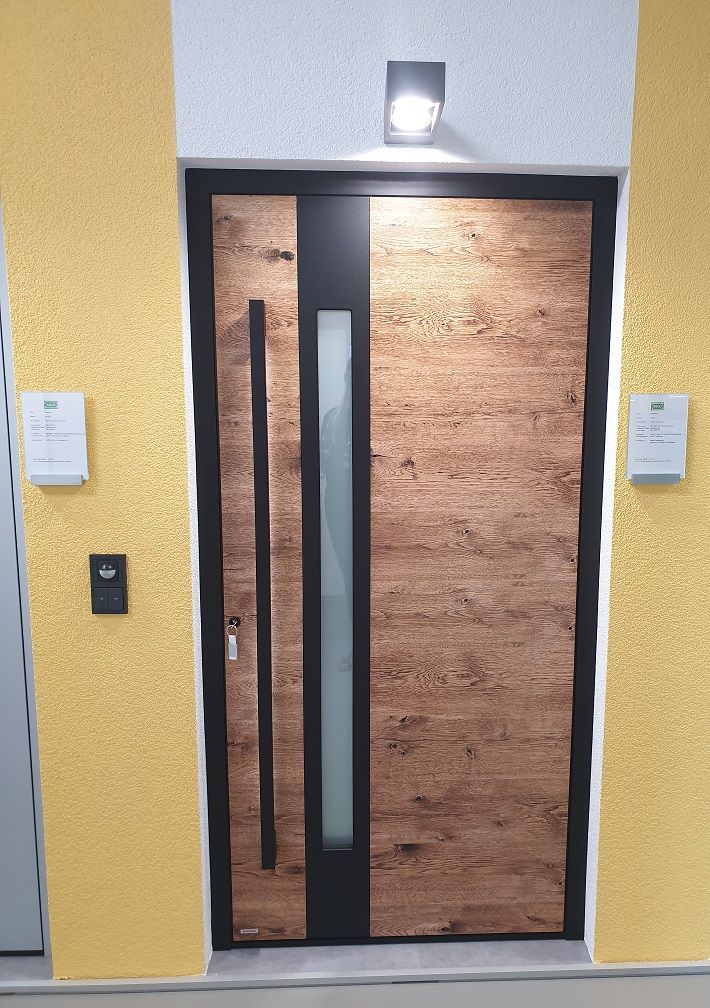 Porte d’entrée contemporaine en bois et acier noir. Fabricant SELO.