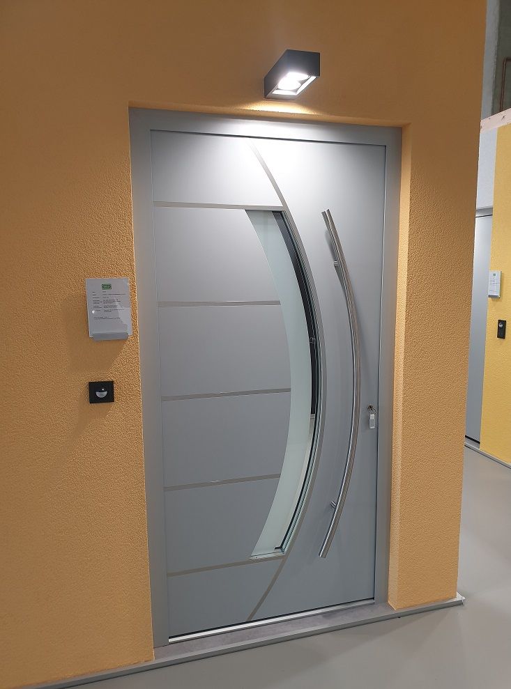 Porte d’entrée ALUMINIUM beige avec partie vitrée arrondie