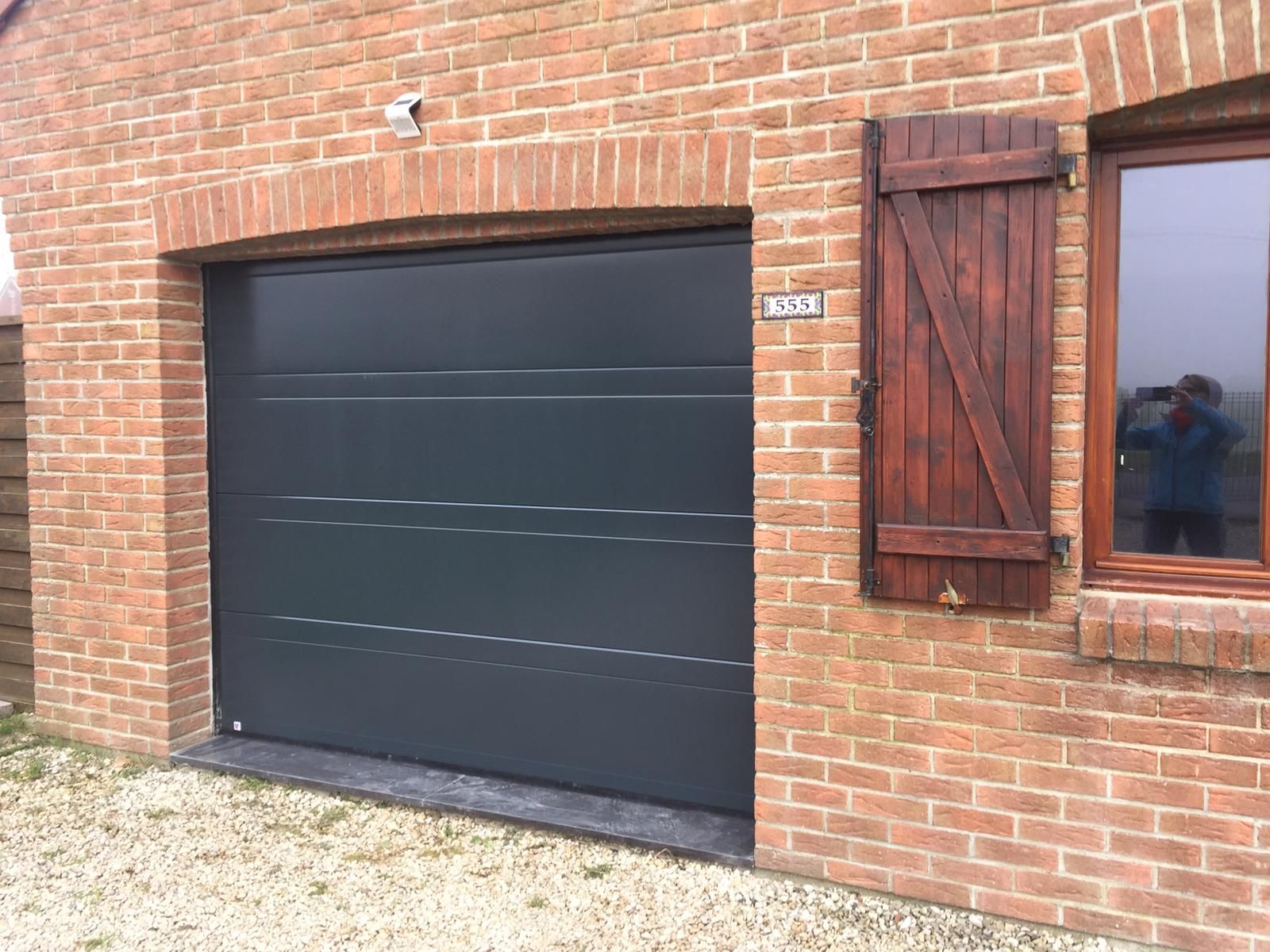 Porte de garage sectionnelle plafond motorisée. panneaux à rainures hautes. BKF