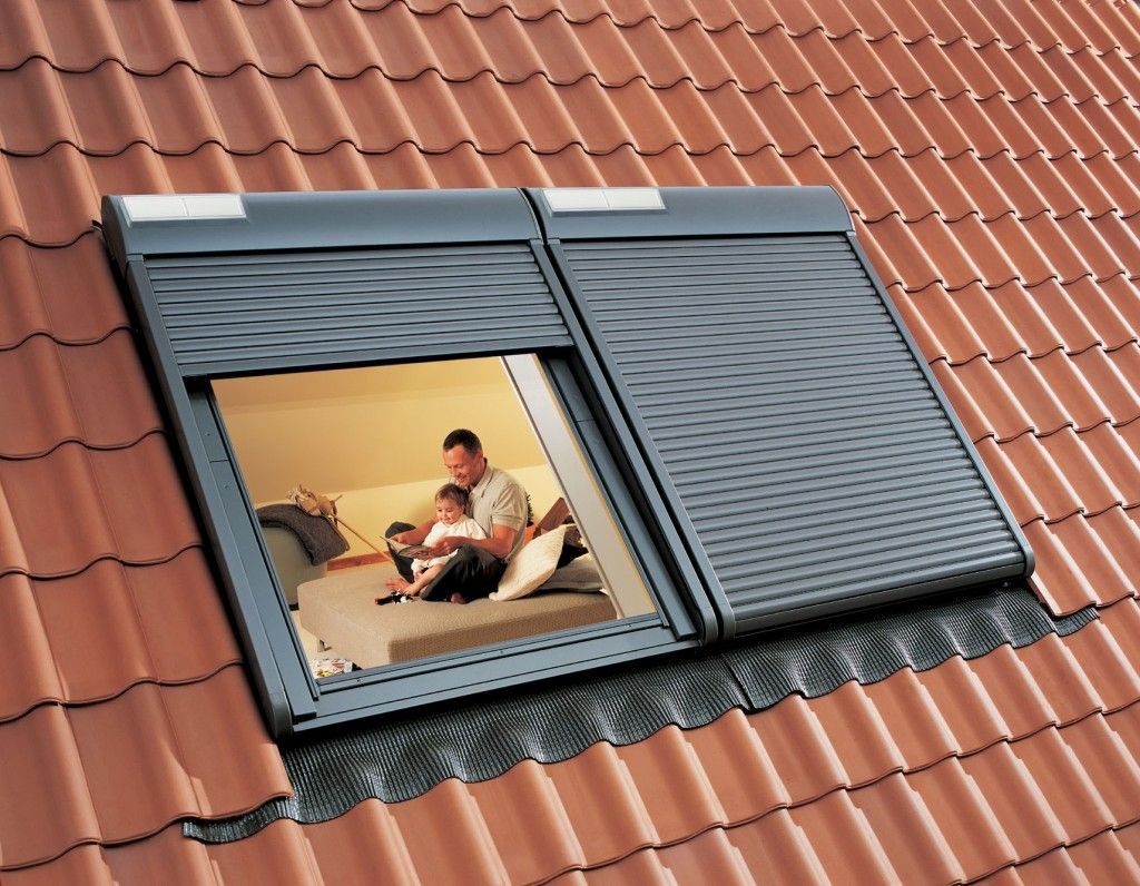 fenetre de toit velux avec volet roulant solaire