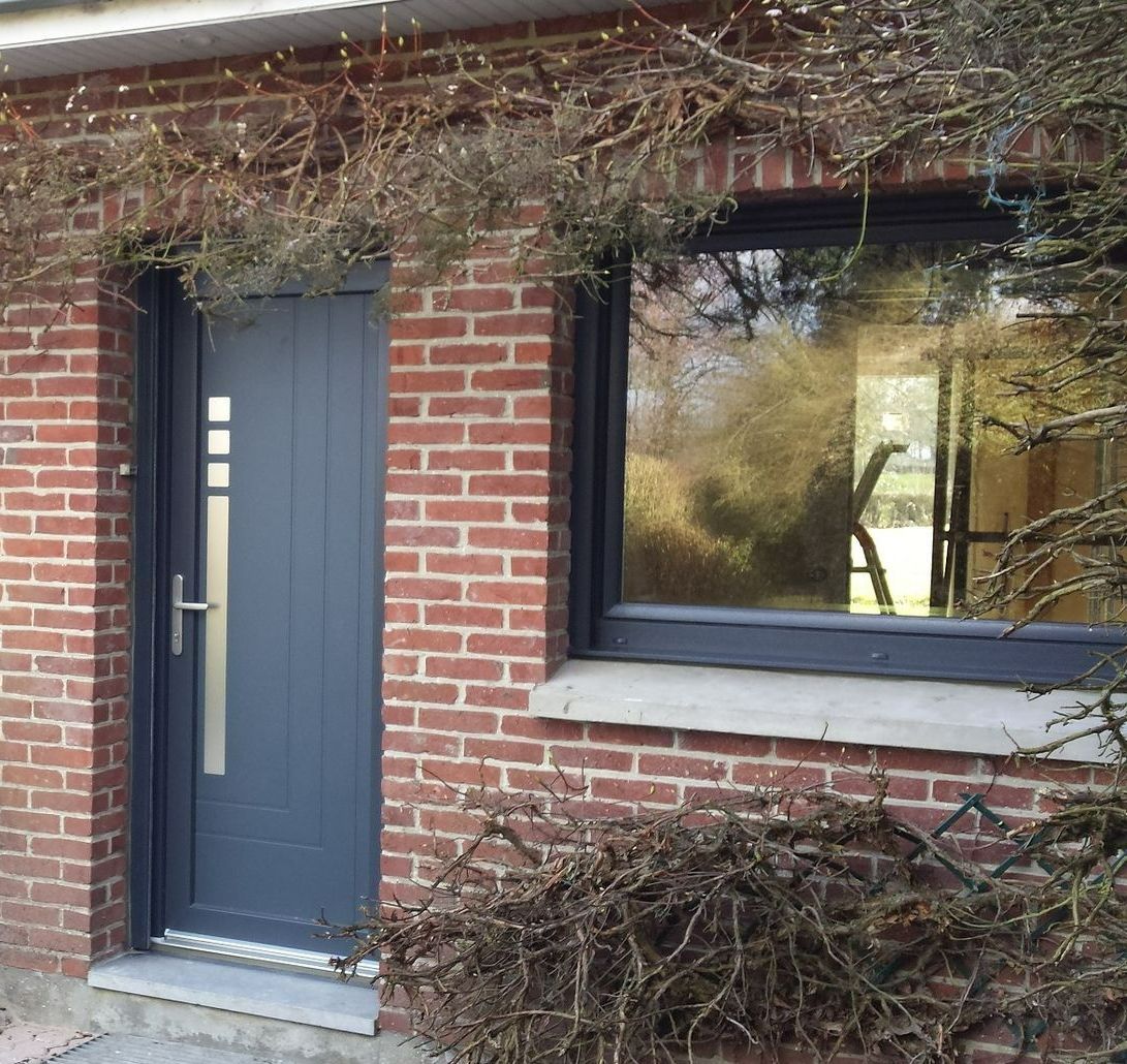 Porte d'entrée en aluminium noir et fenêtres assorties