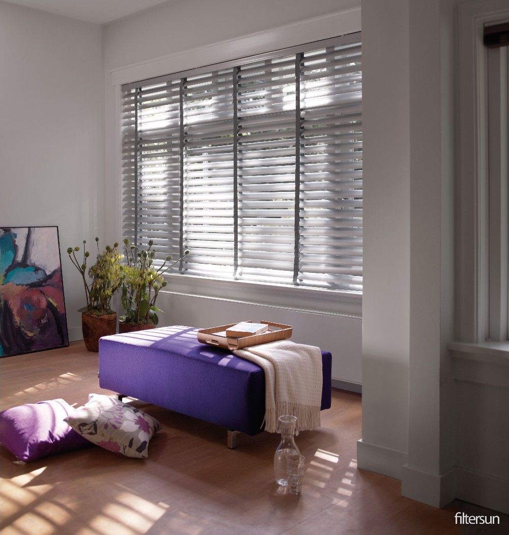 Store d'intérieur. Store vénitien en bois. Lame orientable.