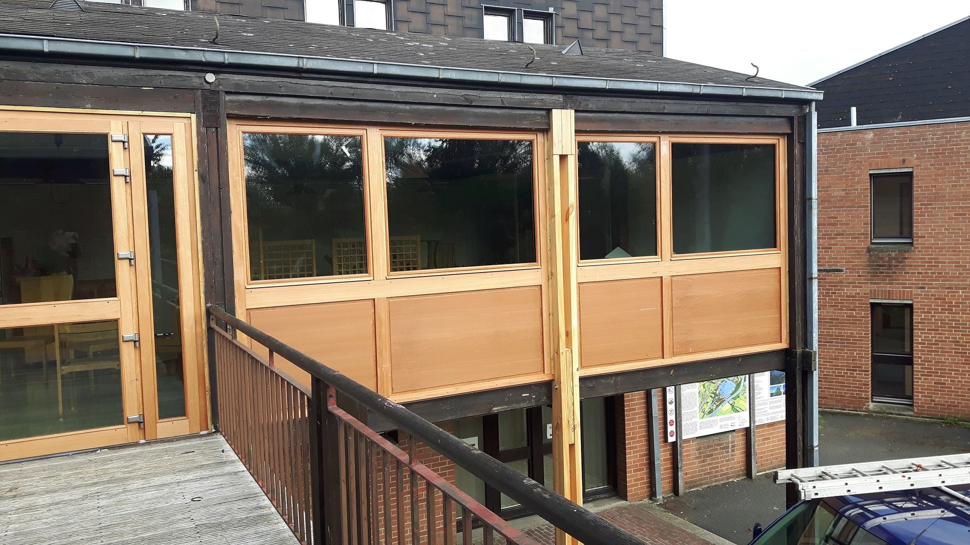 Menuiseries en bois avec soubassement plein en partie basse