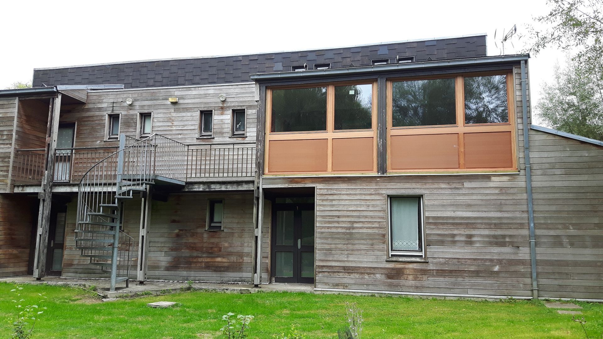 Menuiseries en bois avec soubassement plein en partie basse