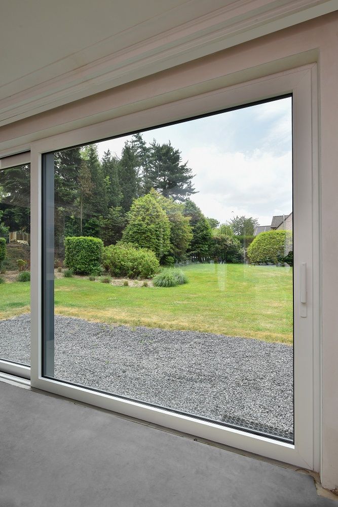 Une grande porte-fenêtre