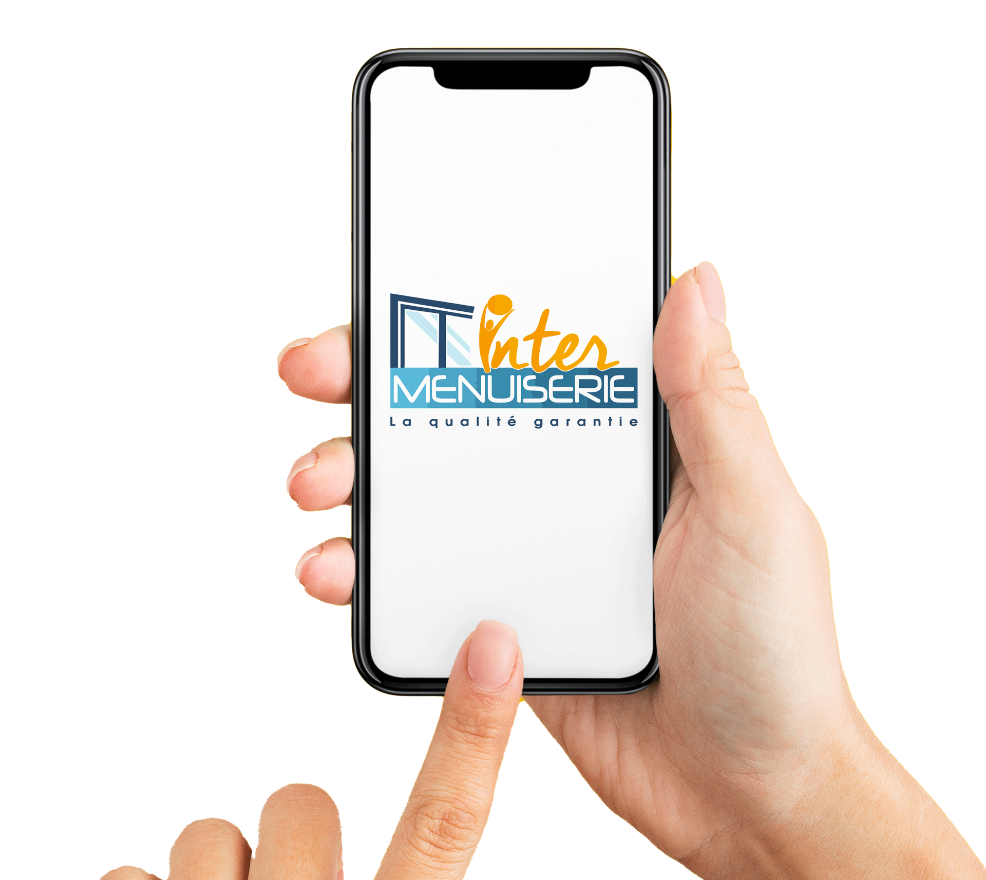 Mock up d’une personne tenant un smartphone avec en fond d’écran le logo Inter Menuiserie
