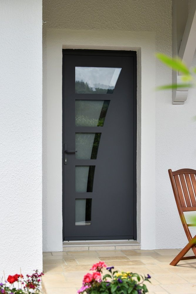 Porte d’entrée ALUMINIUM contemporaine avec des carreaux vitrés.  Fabricant PIERRET.
