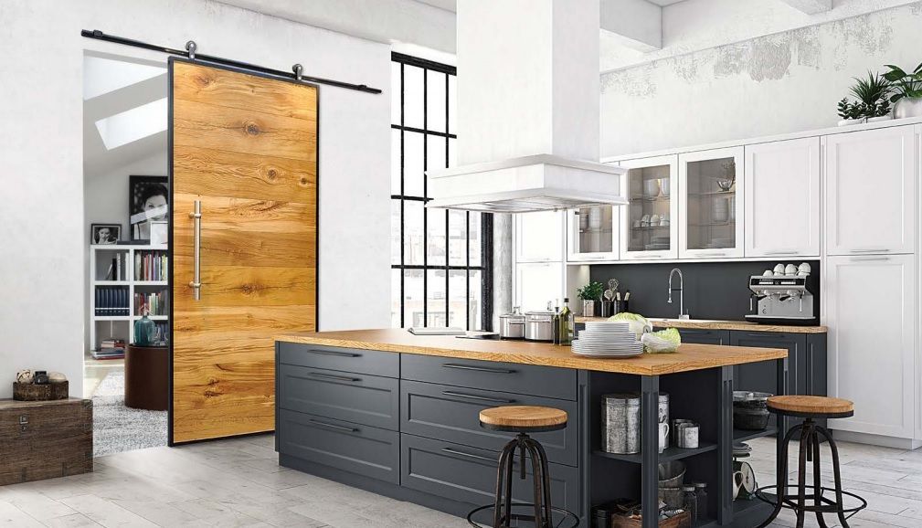 Cuisine avec porte coulissante en bois