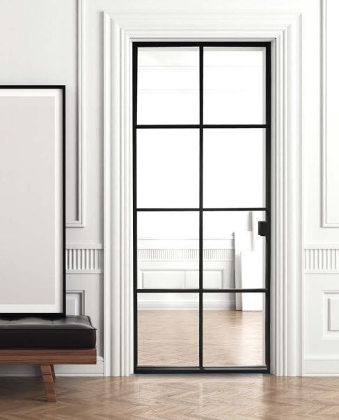 Porte fenêtre d'intérieur sur mur blanc