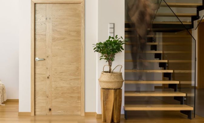 Porte d'intérieur et escalier en bois