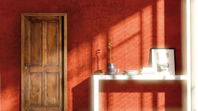 Porte en bois sur un mur rouge