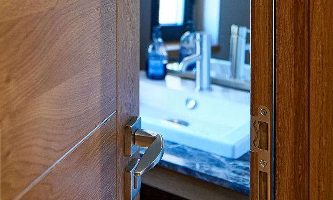 Porte en bois de salle de bain entre ouverte