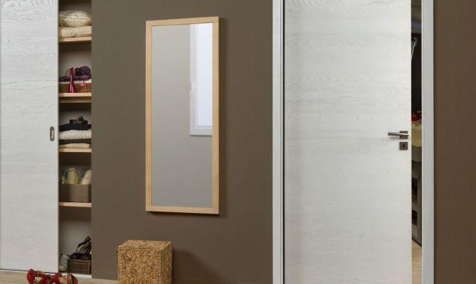 Porte d'intérieur et miroir sur un mur