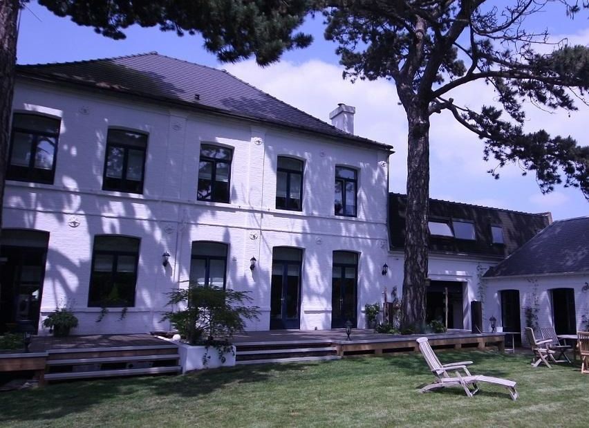 Grande maison de campagne avec terrasse en composite