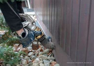 Brennstoffe Woltery Eine Person verlegt Rohre in einem Garten