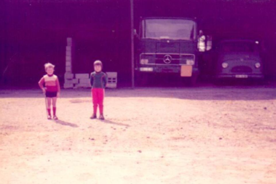 Brennstoffe Woltery Kinder vor einem geparkten LKW