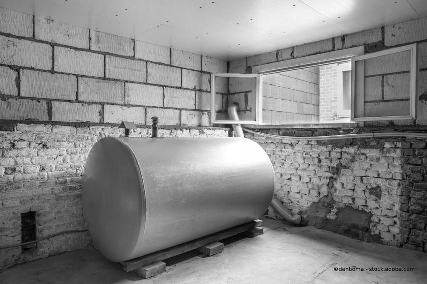 Ein erfahrenes Team liefert Diesel an ein Unternehmen in Mönchengladbach.