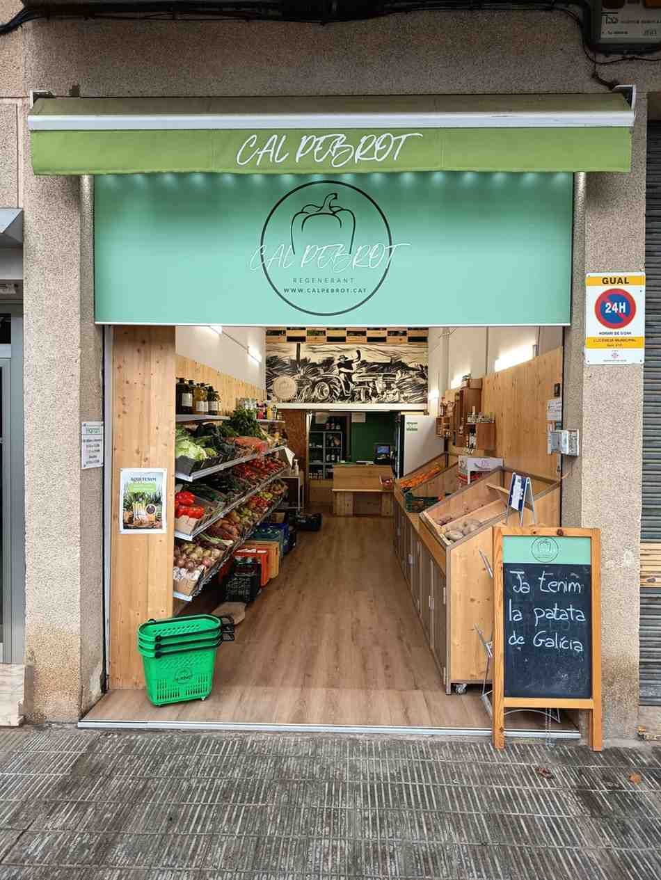 Exterior d'una petita botiga de queviures, 