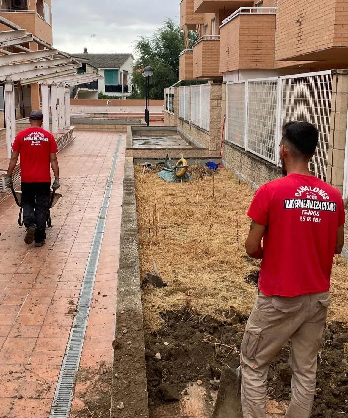 Un hombre que lleva una camiseta roja que dice 'organización'.