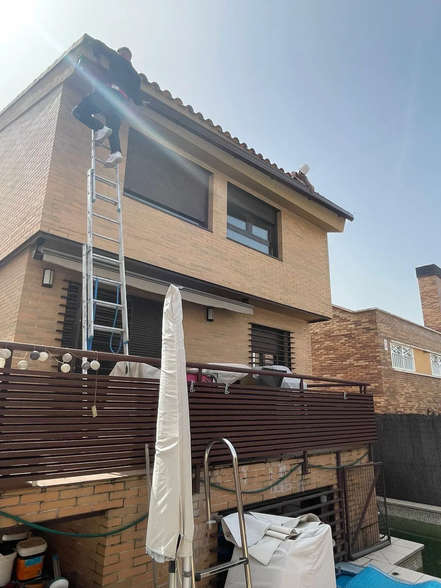 Una casa con una escalera al costado.