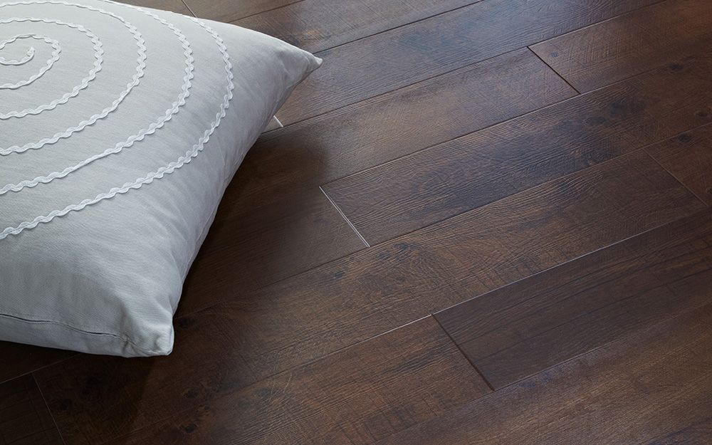 Ein Wohnzimmer mit roten Wänden und weißen Möbeln